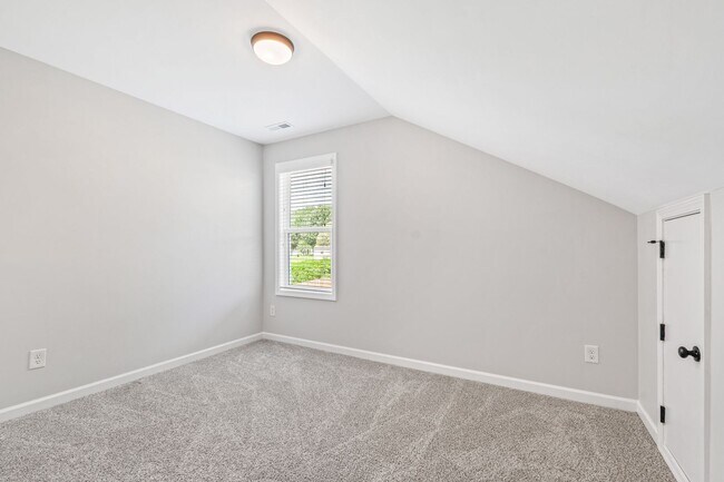 Building Photo - Nearly New 3 Bedroom home minutes to downt...