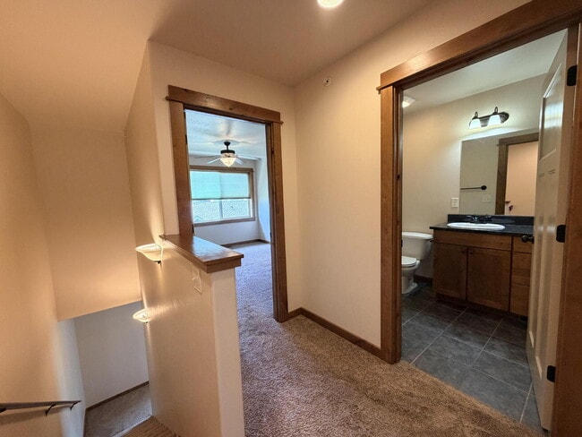 Building Photo - Beautiful 2 Bed, 1.5 Bath Townhouse with Bridger Views, Pets OK!