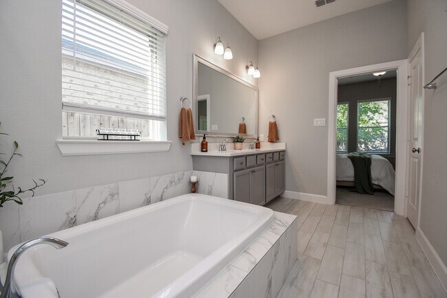 Building Photo - 15002 Bushy Bluestem Ct