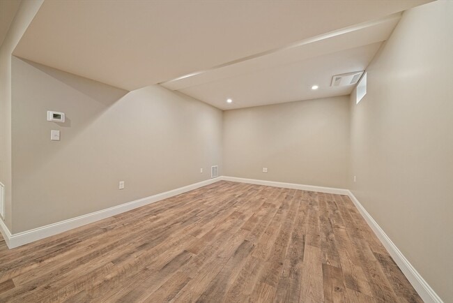 Building Photo - 15 Lakeview Ave