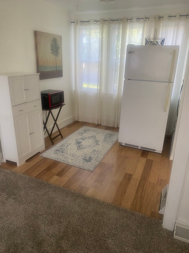 Building Photo - 589 E Losey St