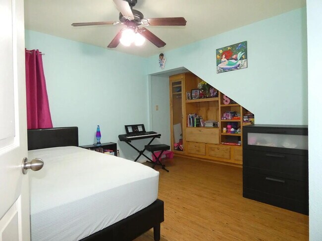 Building Photo - Spacious 2-story near Heritage Trace