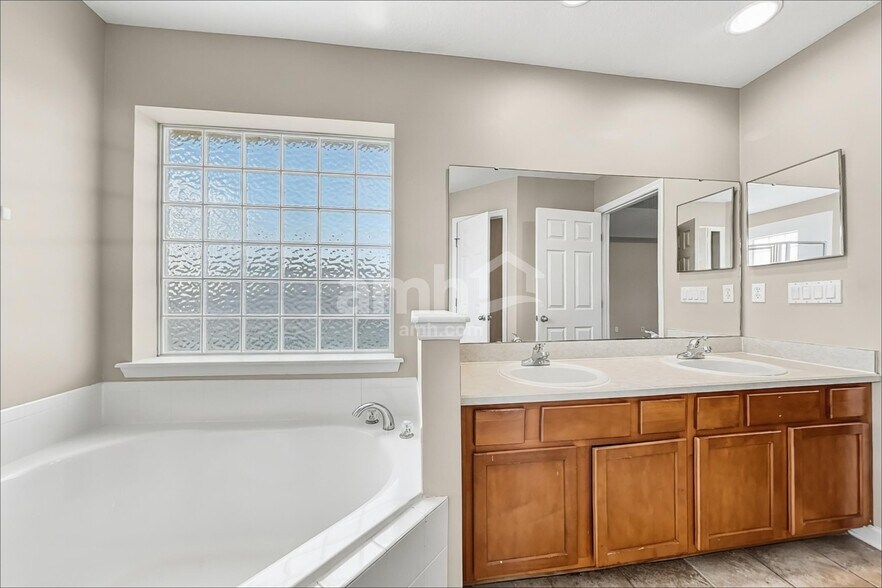 Building Photo - 9243 Prosperity Lake Dr
