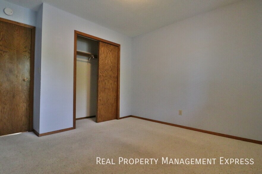 Building Photo - 3 Bedroom 2 Bathroom Home with a Fireplace...
