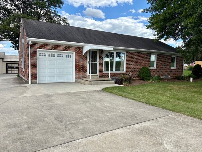 Primary Photo - 3 Bedroom 2 Bathroom in Annville w/Huge Ga...