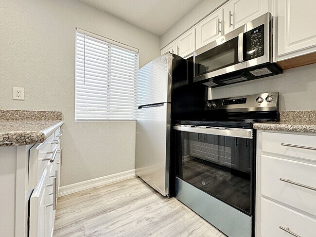 Building Photo - 2 BEDROOM 2 BATH FULLY REMODELED CONDO IN GUARD GATED COMMUNITY