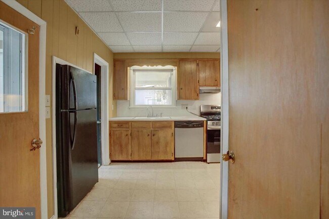 Building Photo - 230 W 2nd St