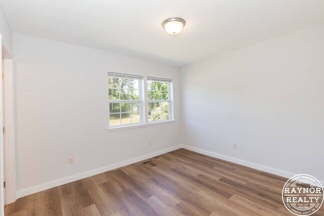 Building Photo - Practically New!