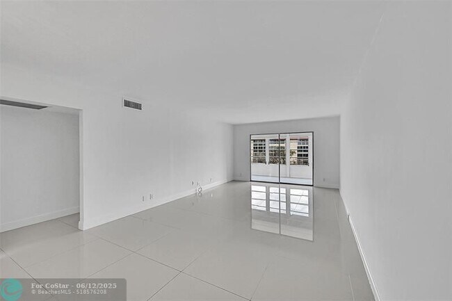 Building Photo - 3005 Portofino Isle