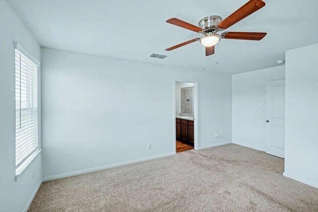 Building Photo - 2 Week Free Move-In Special! 3 Bed / 2 Bath in Luckey Ranch – Hardwood Floors + Fridge, W/D Included