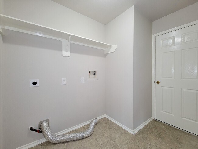 Building Photo - 5746 Roehampton Ct