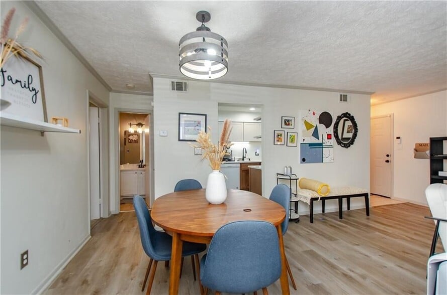 Building Photo - 5157 Roswell Rd