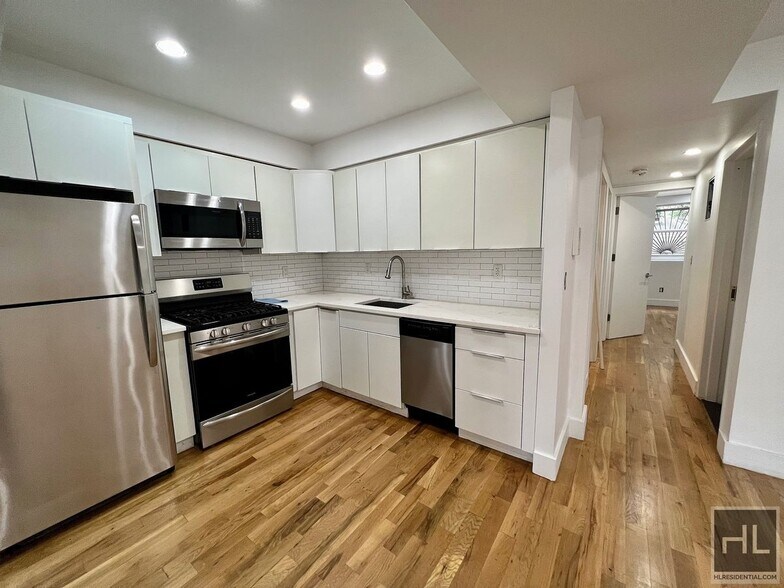 Building Photo - 2BR 1BA Townhouse Private Garden & In-Unit Laundry on Ocean Hill Bushwick Border