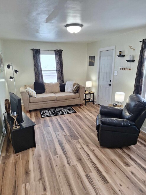 Building Photo - 2 W Pacific St