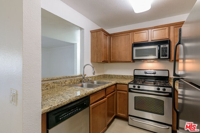 Building Photo - 355 N Maple St