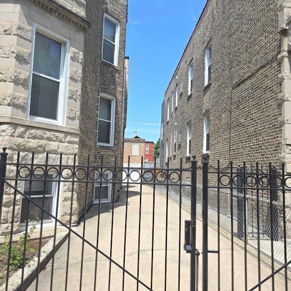 Building Photo - 2624 W Walton St
