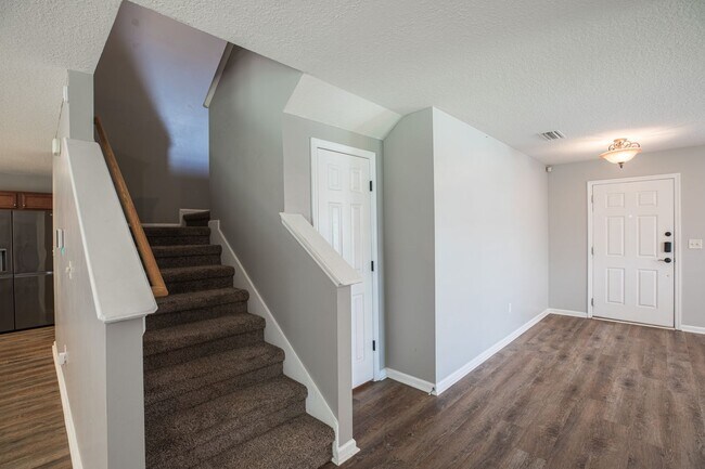 Building Photo - Beautiful 2 story home with fireplace