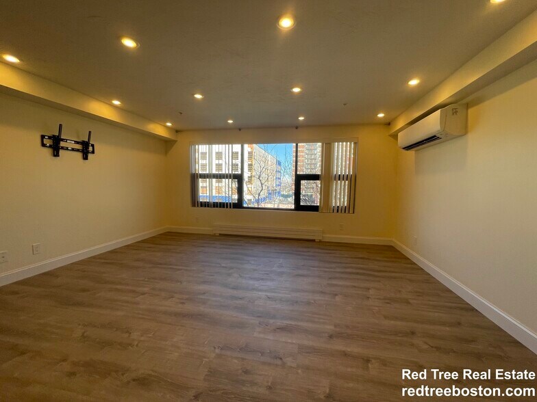 Building Photo - 1028a Commonwealth Ave