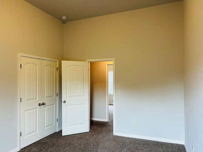 Building Photo - Beautiful 4 bedroom, 2.5 bathroom home In ...