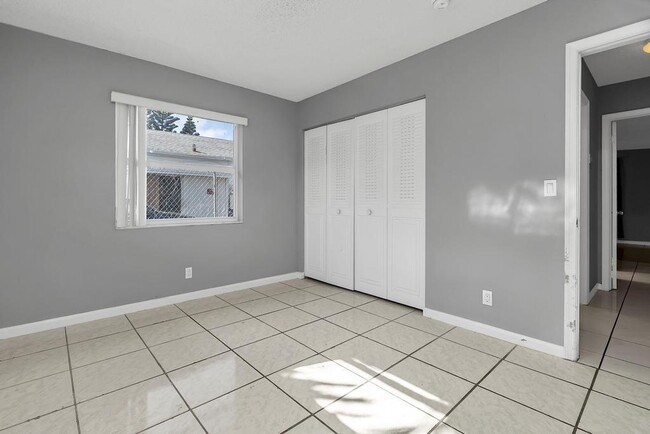 Building Photo - 915 S N St