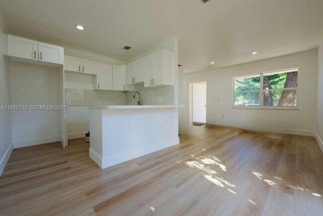 Building Photo - 11316 Peachtree Dr