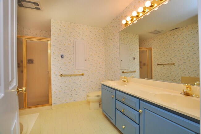 Building Photo - 8 Dickinson Ct