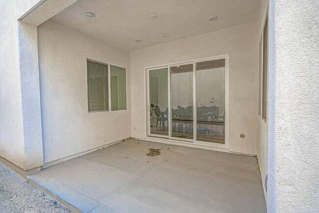 Building Photo - 3 Bedroom 3 Bath Five Point Home