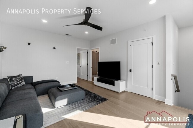 Building Photo - 285 West St