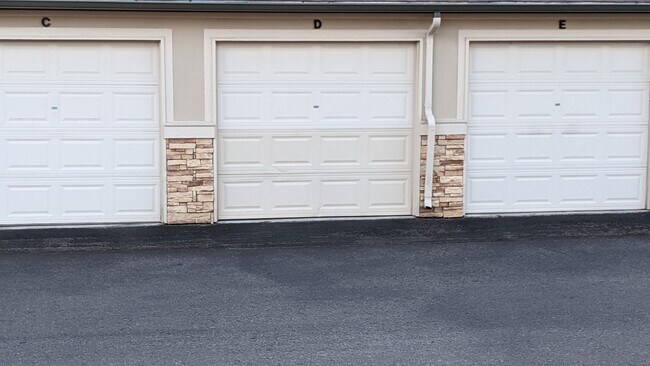 Building Photo - AWESOME 2-BEDROOM CONDO INCL. GARAGE, SWIM...