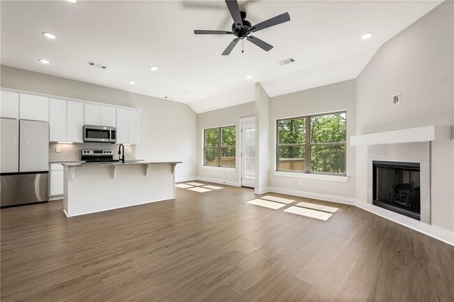 Building Photo - 19 Theale Ln