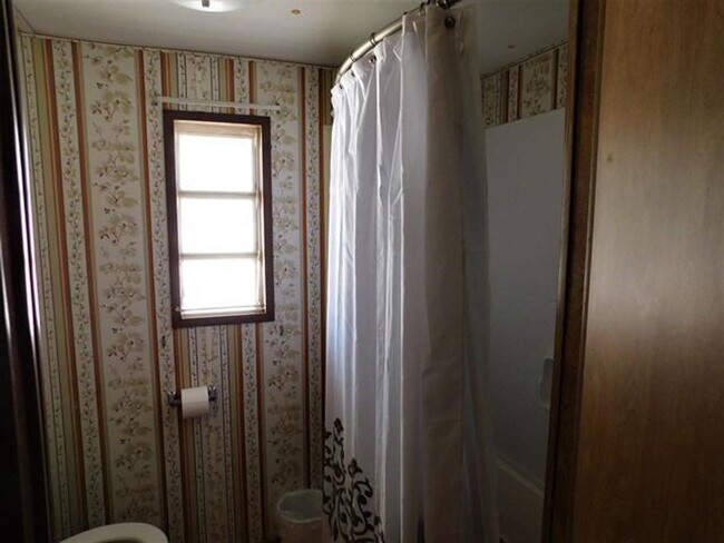 Building Photo - 3bedroom 2 bath with acreage