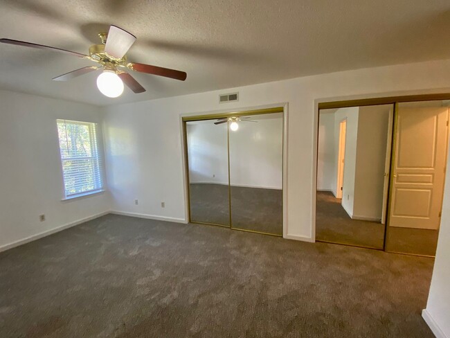 Building Photo - West AVL - Newly Renovated 2/2 Condo