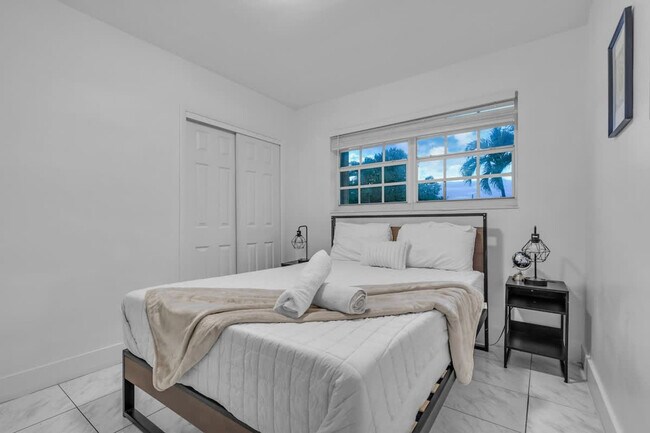 Building Photo - 18715 NW 10th Ct