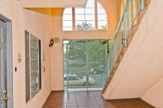 Building Photo - 612 E Cypress Ave