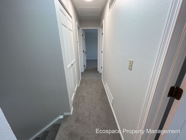 Building Photo - Four Bedroom House in the Smoky Hill neigh...