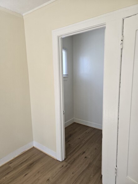 Building Photo - 2812 3/4 Hillcrest Dr