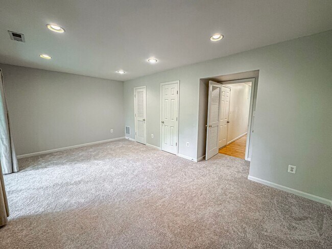 Building Photo - Gorgeous 3 Bed 2.5 Bath Interior Townhome ...