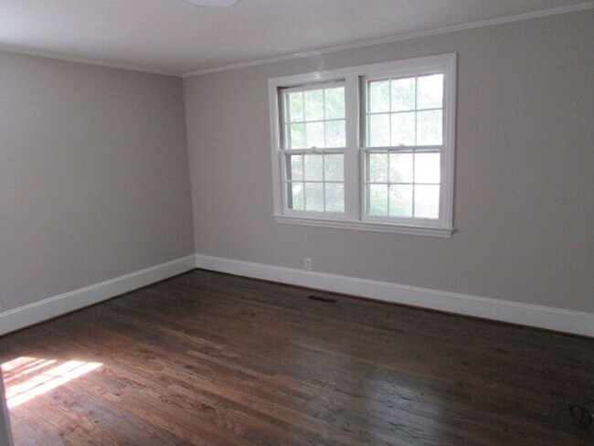 Building Photo - Freshly Updated 3 Bedroom Home