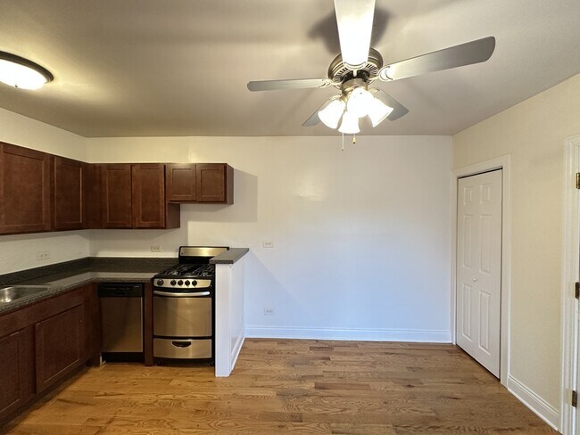 Building Photo - 824 W Cornelia