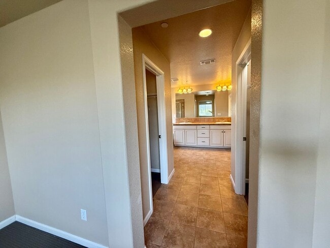 Building Photo - Charming 4 Bedroom Home in Springlake