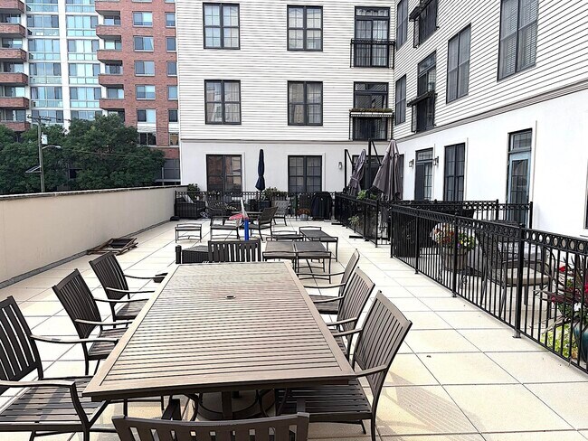 Building Photo - 830 Monroe St