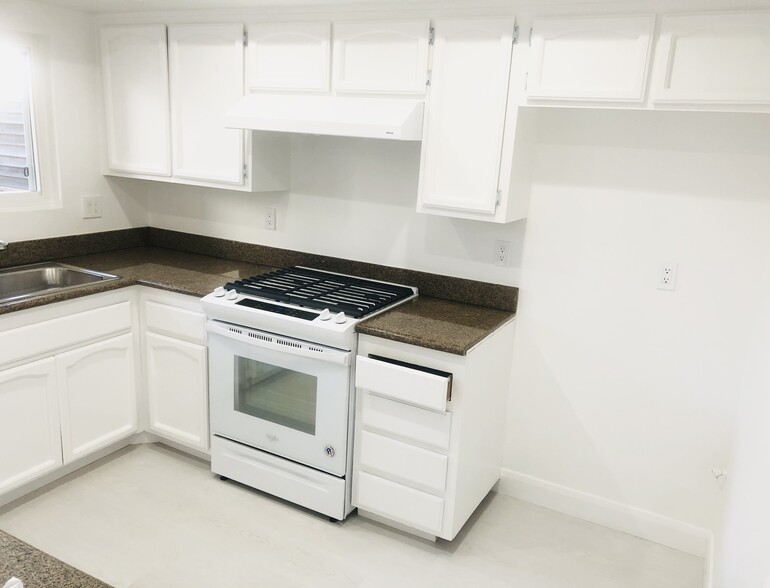 Kitchen - 24241 Santa Clara Ave