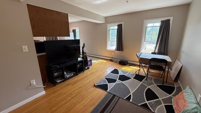 Building Photo - 2 BR with hardwood, private entrance/deck,...
