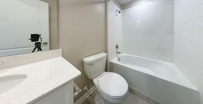 Building Photo - 272 Bergamot Lp