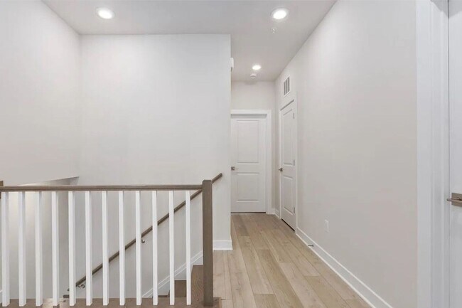 Building Photo - 3BD/2.5Ba Brand New End-Unit condo in vibrant One Loudoun