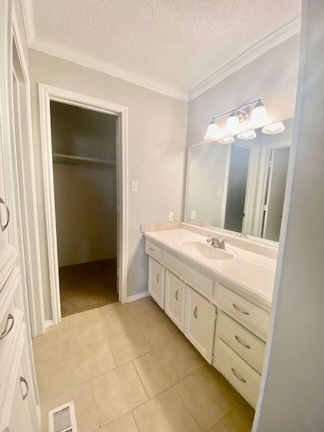 Building Photo - 2 Bedroom Townhouse near Tennis Center