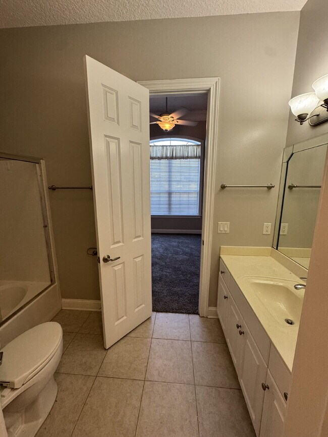 Building Photo - 4 bedroom 4 bath in gated community in Ora...