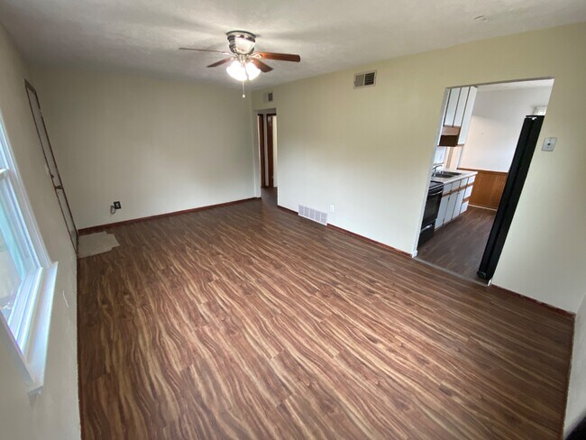 Building Photo - 3006 S Summit Ave