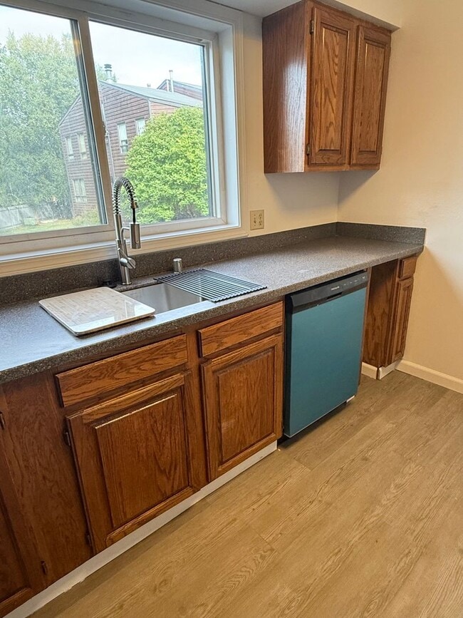 Building Photo - Move in BONUS- 2 weeks FREE! | New kitchen...