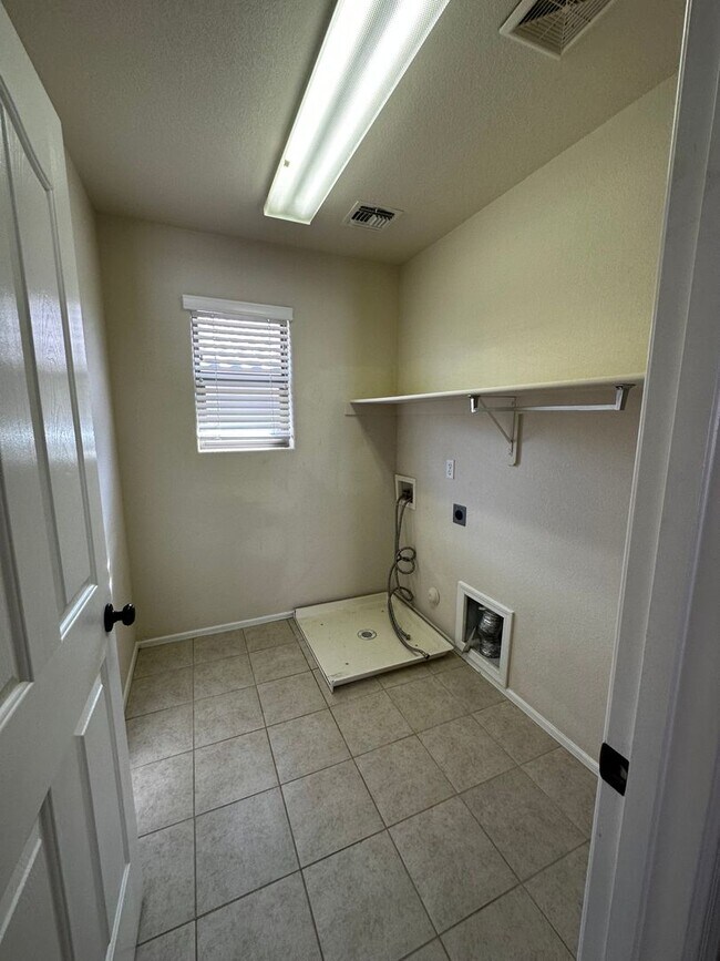 Building Photo - 4 BEDROOM HOME IN RAY RANCH